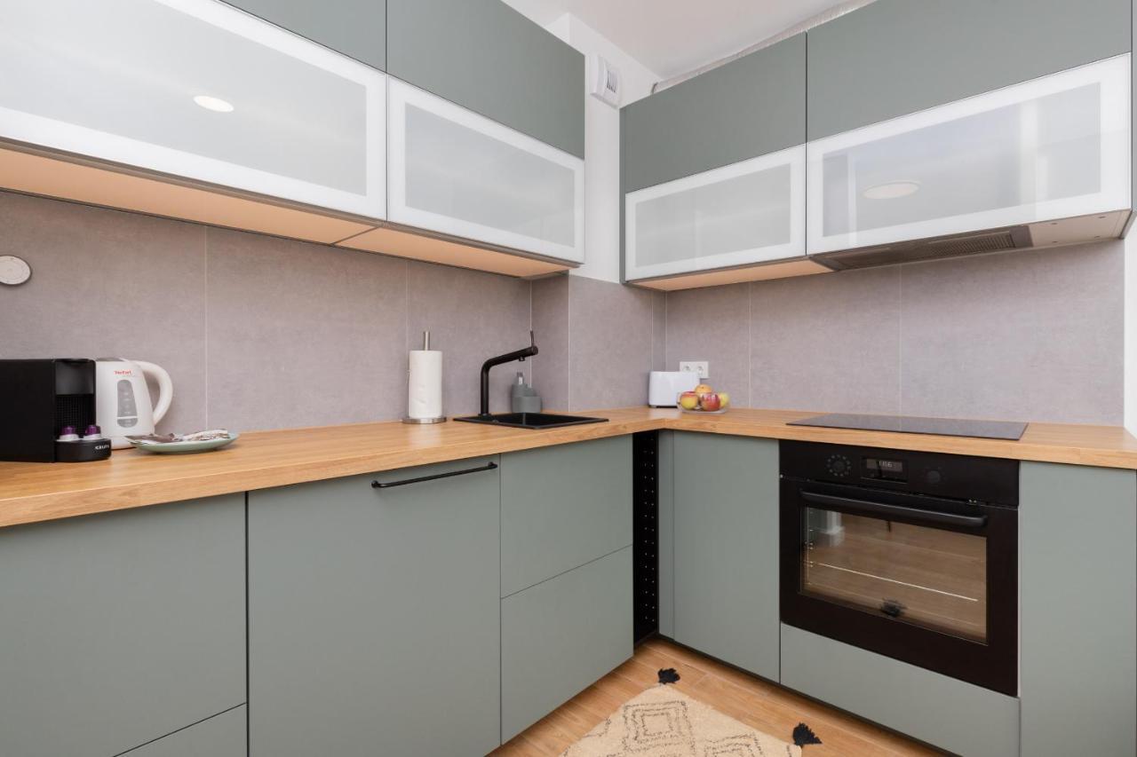 Bright & Trendy With Balcony By Renters Apartmán *