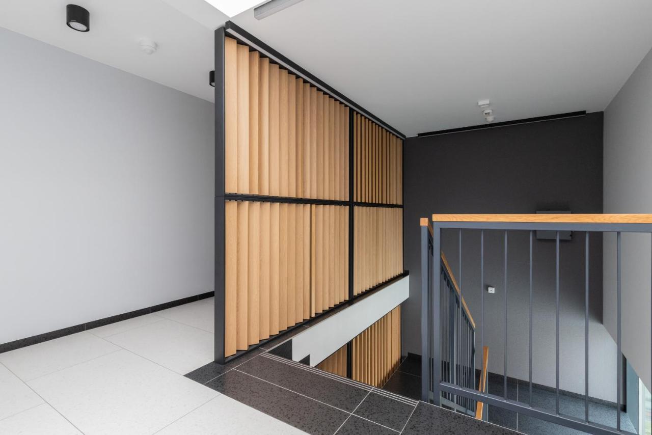 Bright & Trendy With Balcony By Renters *